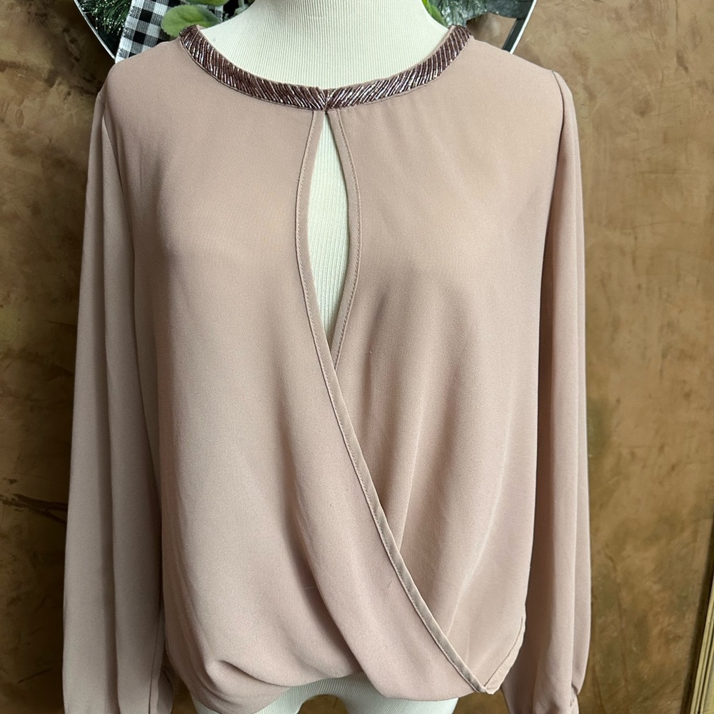 Akira
Chic Mauve Keyhole Blouse